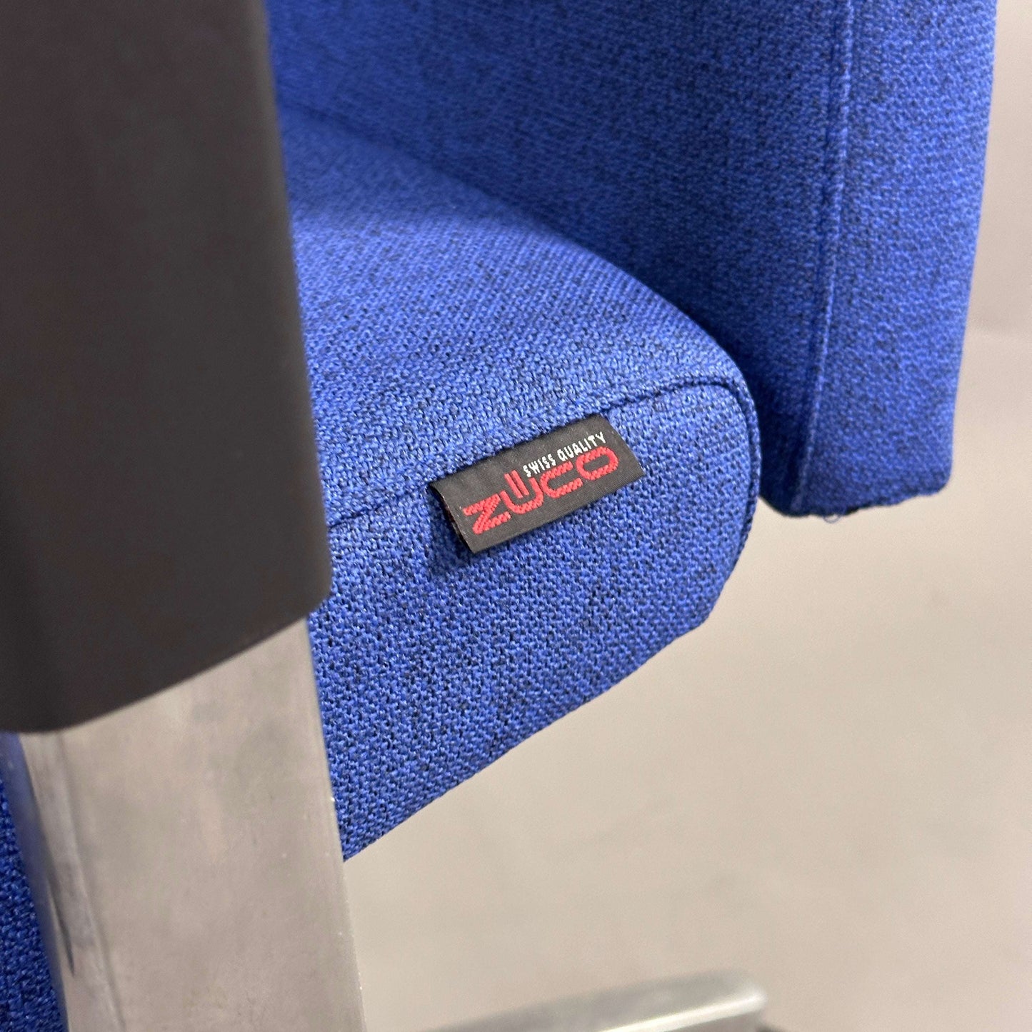 Züco Cuboflex dunkelblauer Stoff Bürostuhl mit Chromfußkreuz und verstellbaren Armlehnen