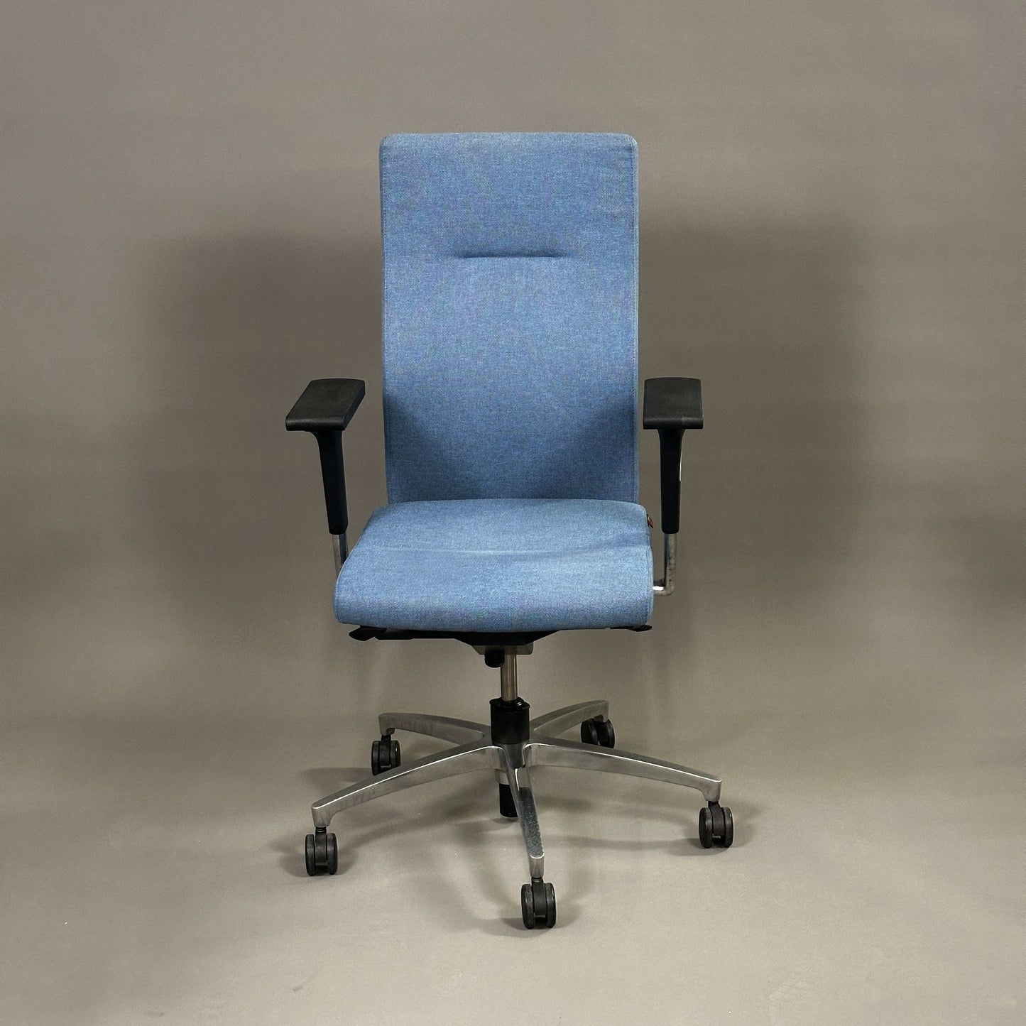 Züco Cuboflex hellblauer Bürostuhl mit Chrom-Fußkreuz und verstellbaren 2D Armlehnen