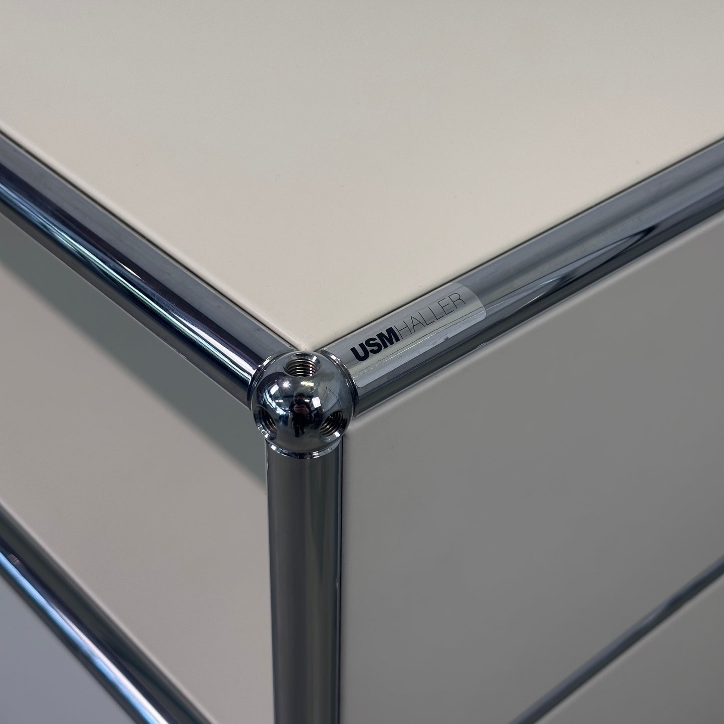 Technikregal 102,5x52,5x63mm weiß 1x Klappe seitlich