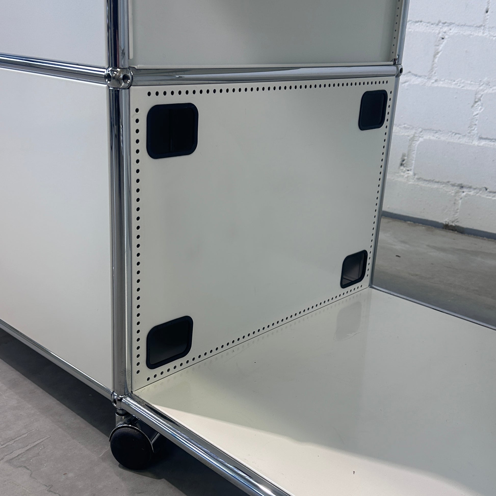 Technikregal 102,5x52,5x63mm weiß 1x Klappe seitlich
