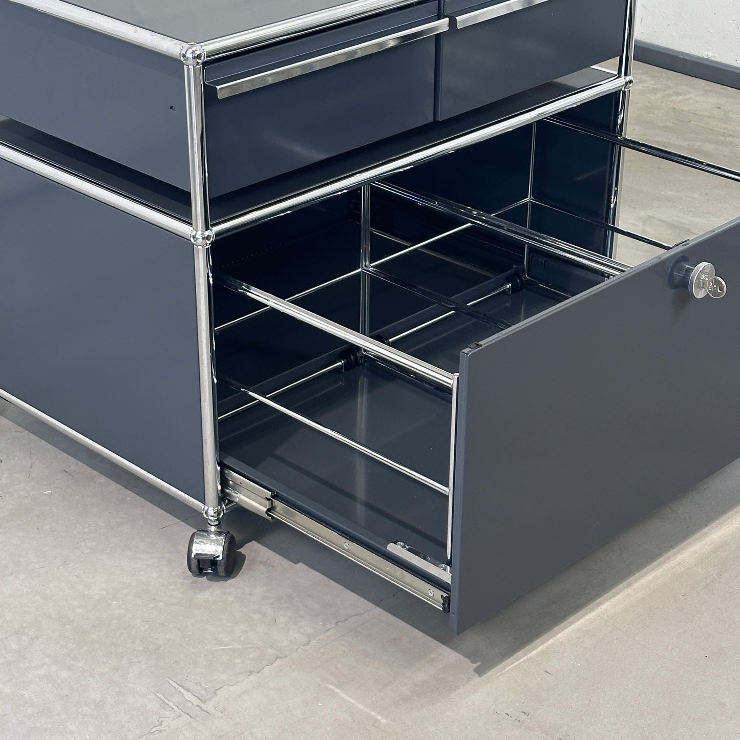 USM Haller Doppelrollcontainer 1 Auszug 2 Schubladen anthrazitgrau