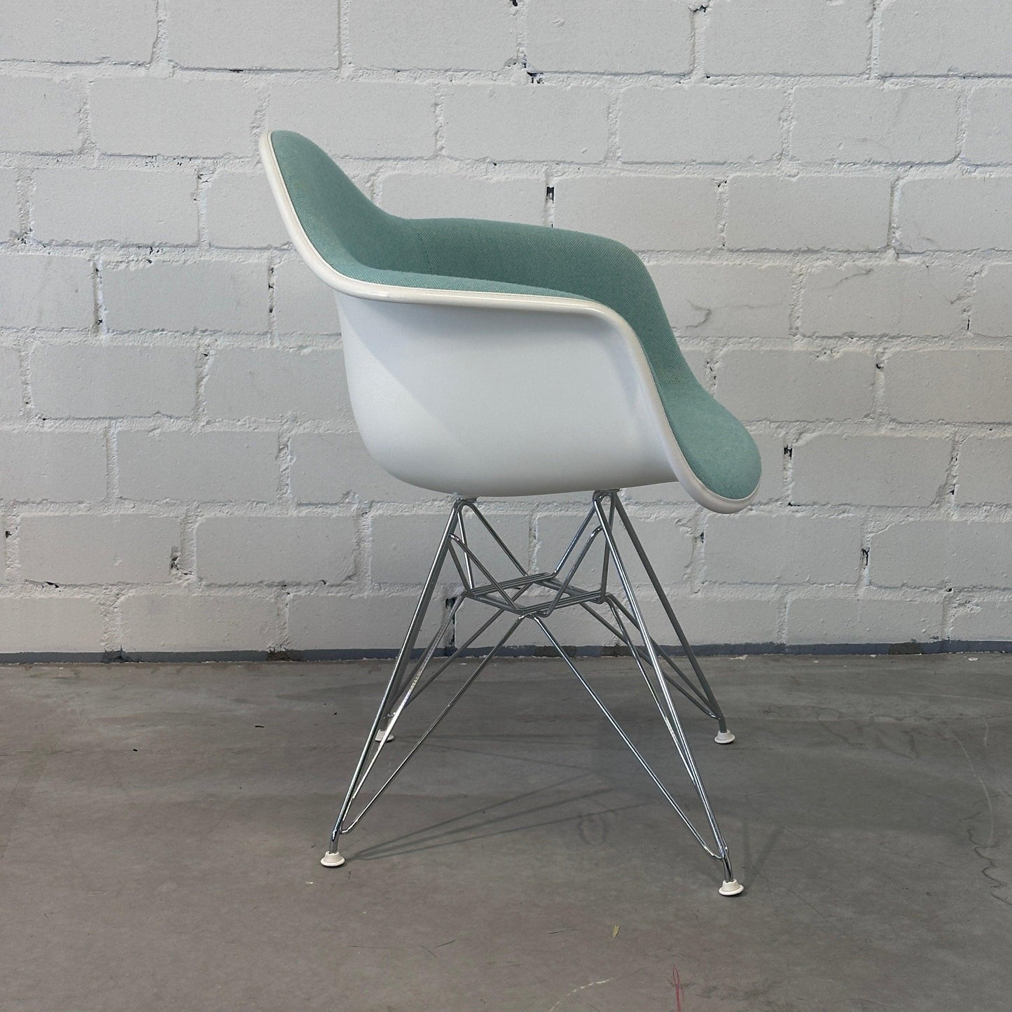 Vitra DAR Plastic Armchair weiß / türkis