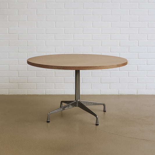 Vitra Besprechungstisch Segmented Table mit runder 120cm Ahornholzplatte und Eames Chrom Untergestell