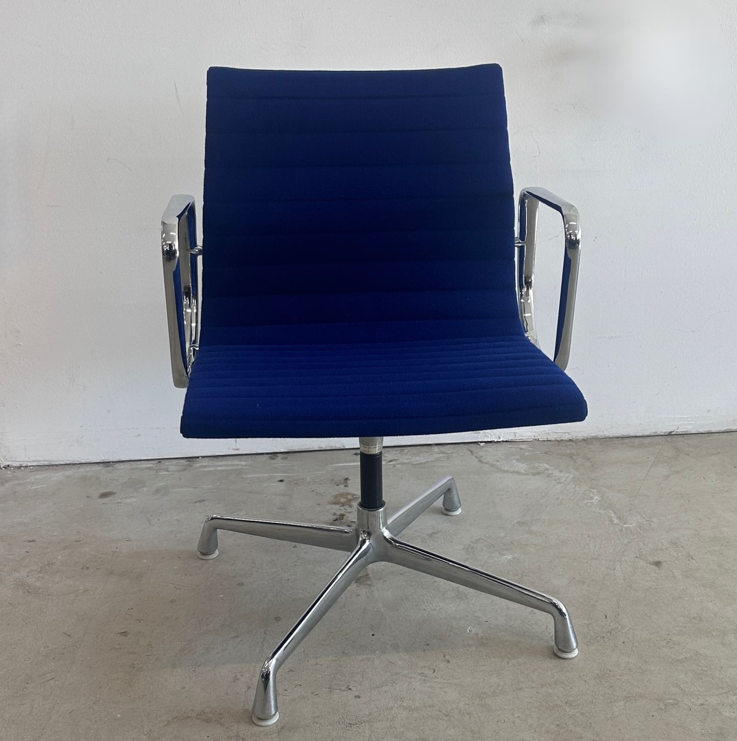 Vitra EA 108 Hopsak dunkelblau