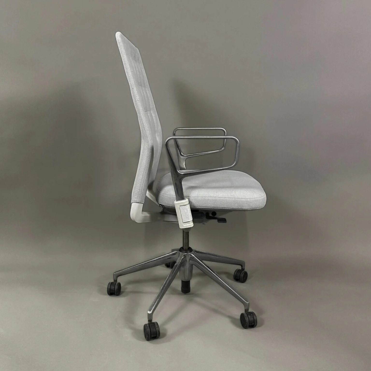 Vitra ID Trim hellgrauer Bürostuhl mit Aluminium Ringarmlehnen und poliertem Gestell