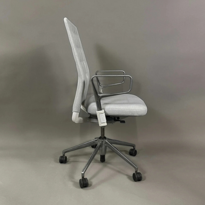 Vitra ID Trim hellgrauer Bürostuhl mit Aluminium Ringarmlehnen und poliertem Gestell