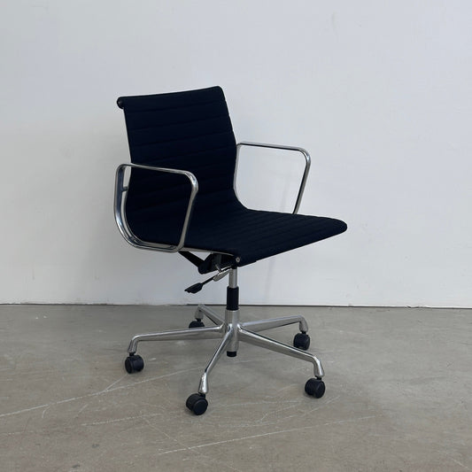 Vitra EA 117 Hopsak schwarz (Alu poliert)