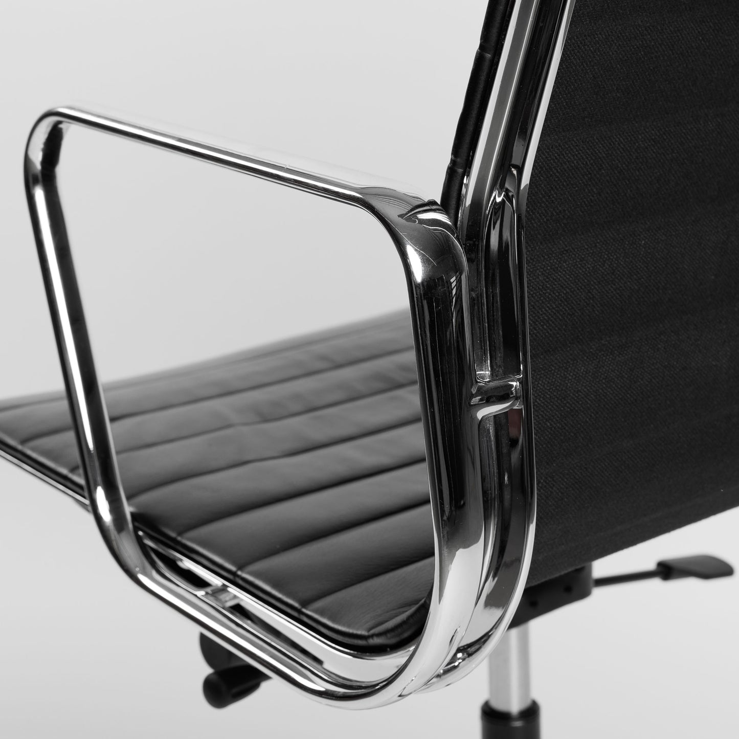 Vitra EA 119 Leder schwarz