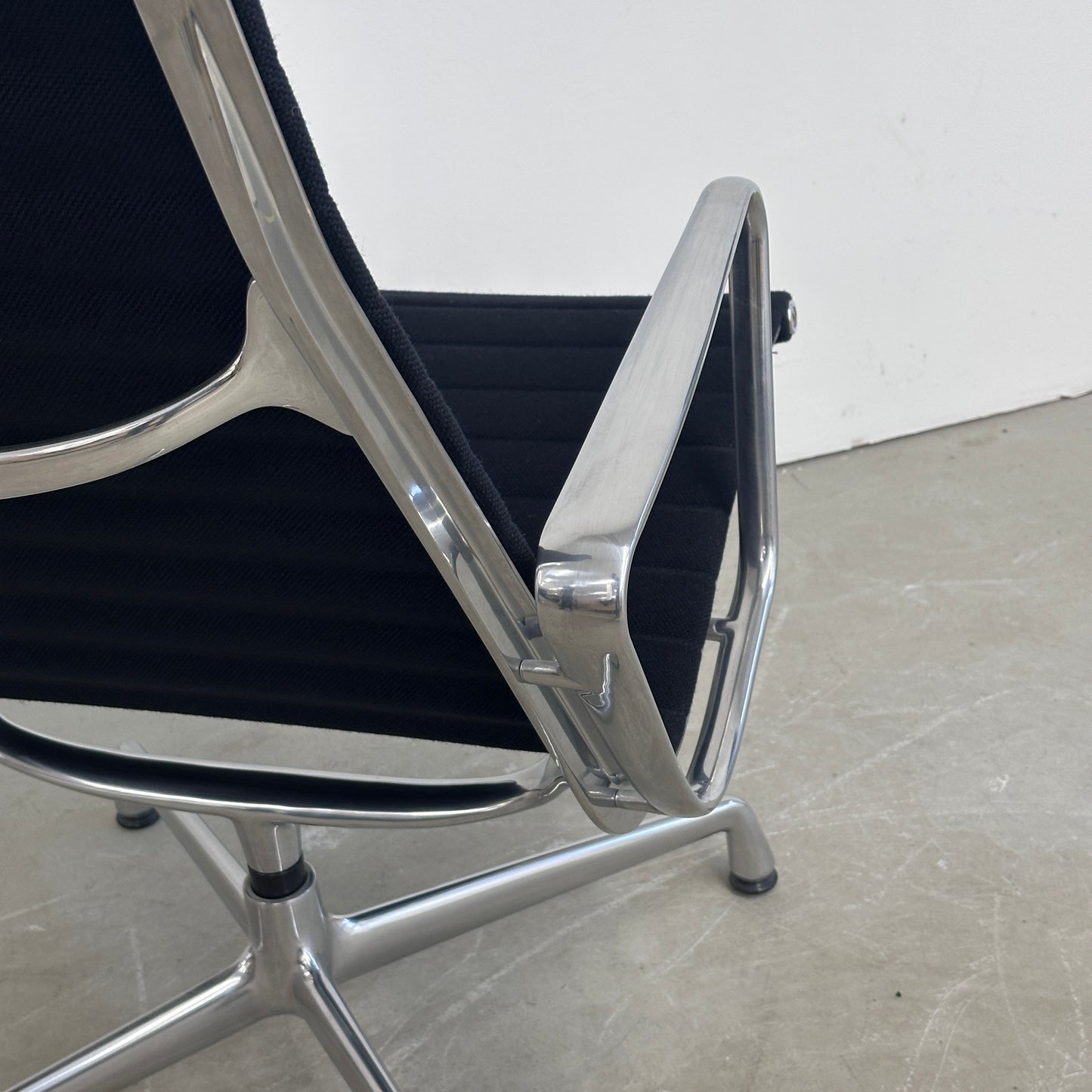 Vitra EA 115 Hopsak schwarz