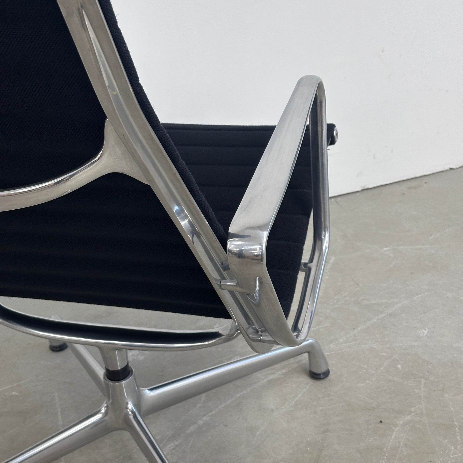 Vitra EA 115 Hopsak schwarz