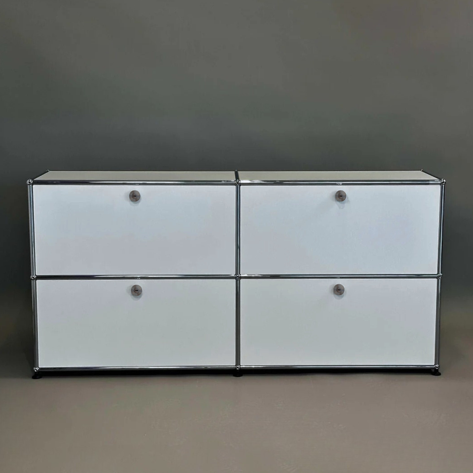 USM Haller Sideboard lichtgrau mit 4 Klappen und 2x2 Fächern, 153x74x38 cm, modernes Design