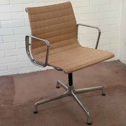 Vitra EA 104 Hopsak Cognac/Elfenbein