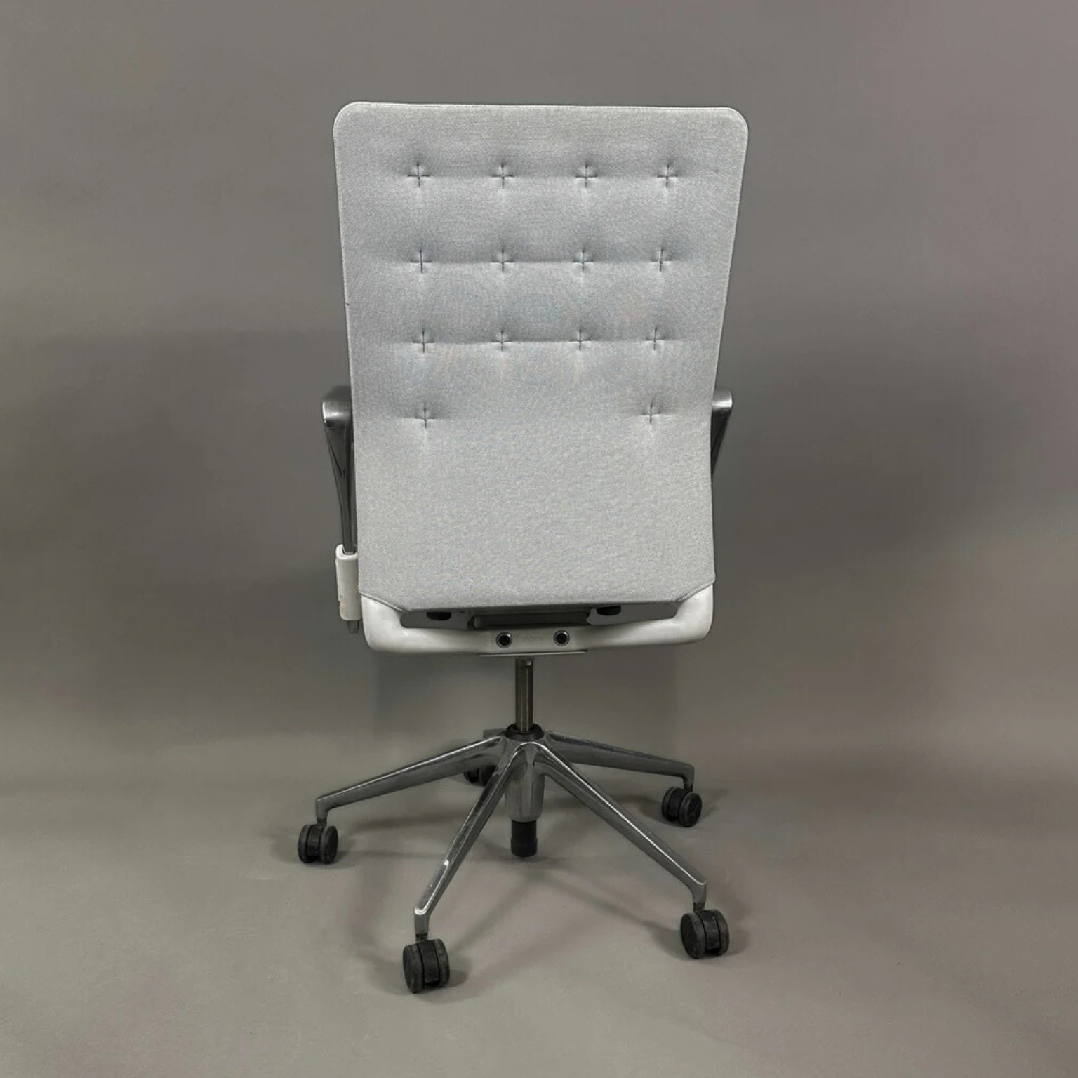 Vitra ID Trim hellgrauer Bürostuhl mit Aluminium Ringarmlehnen und Stoffbezug von hinten sichtbar