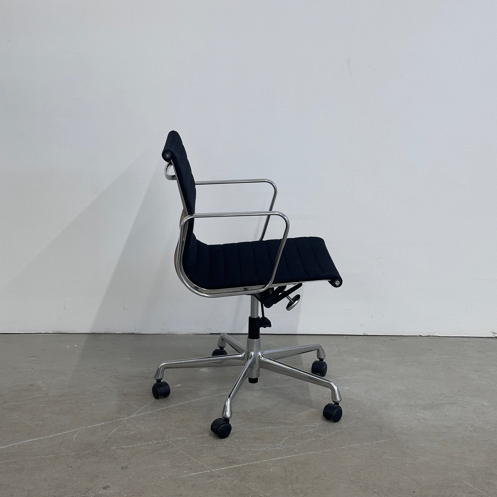 Vitra EA 117 Hopsak schwarz (Alu poliert)