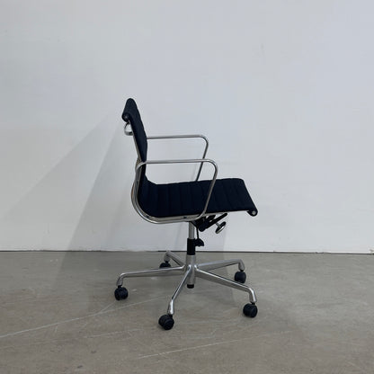 Vitra EA 117 Hopsak schwarz (Alu poliert)