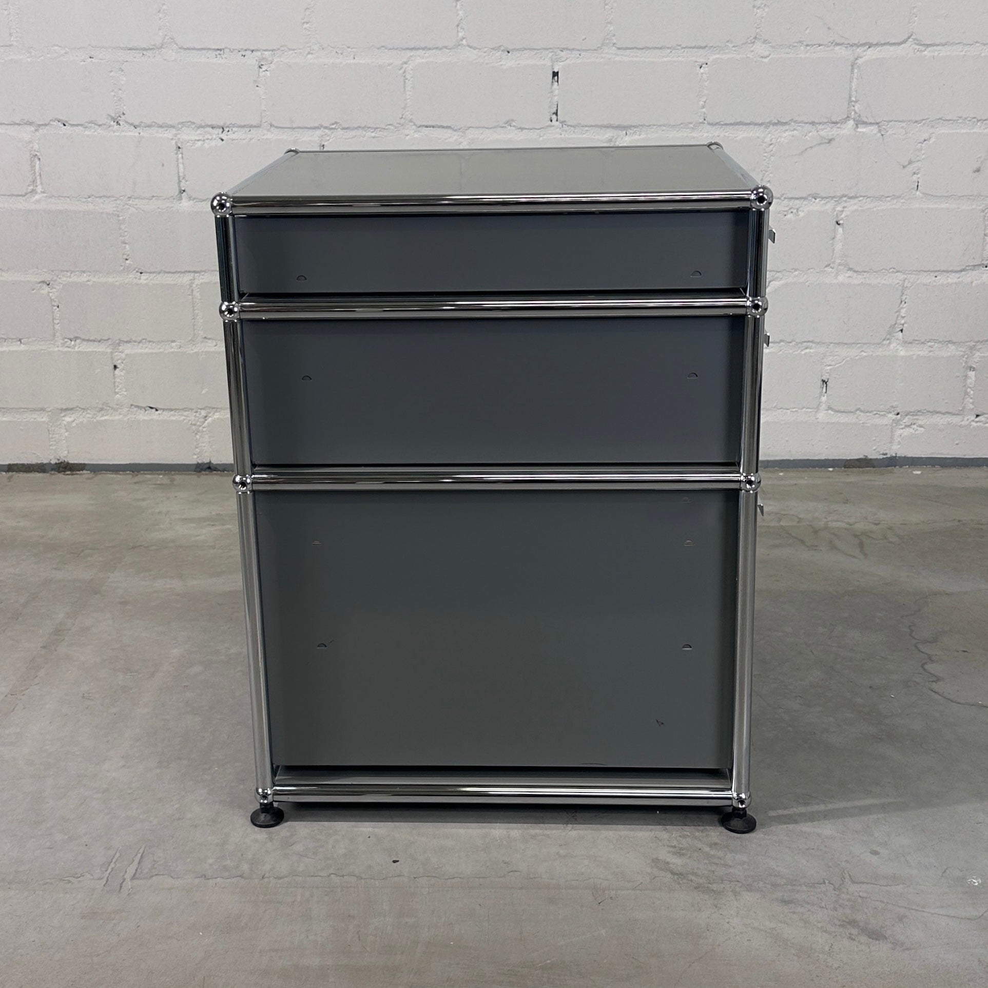 USM Haller Standcontainer Mittelgrau 3 Auszüge