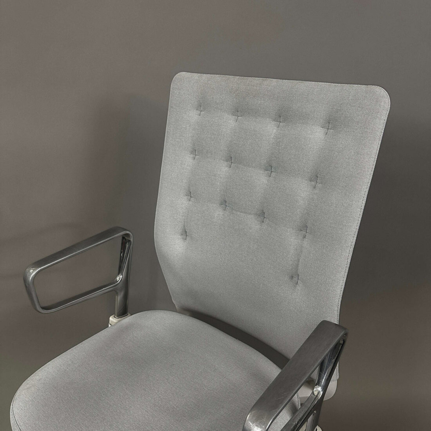 Vitra ID Trim hellgrauer Schreibtischstuhl mit Aluminium Ringarmlehnen und höhenverstellbarer Rückenlehne