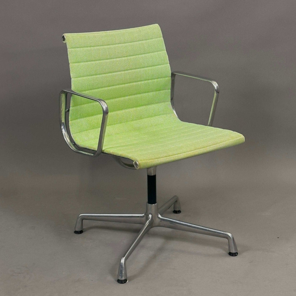 Vitra EA 108 Hopsak wiesengrün/wald