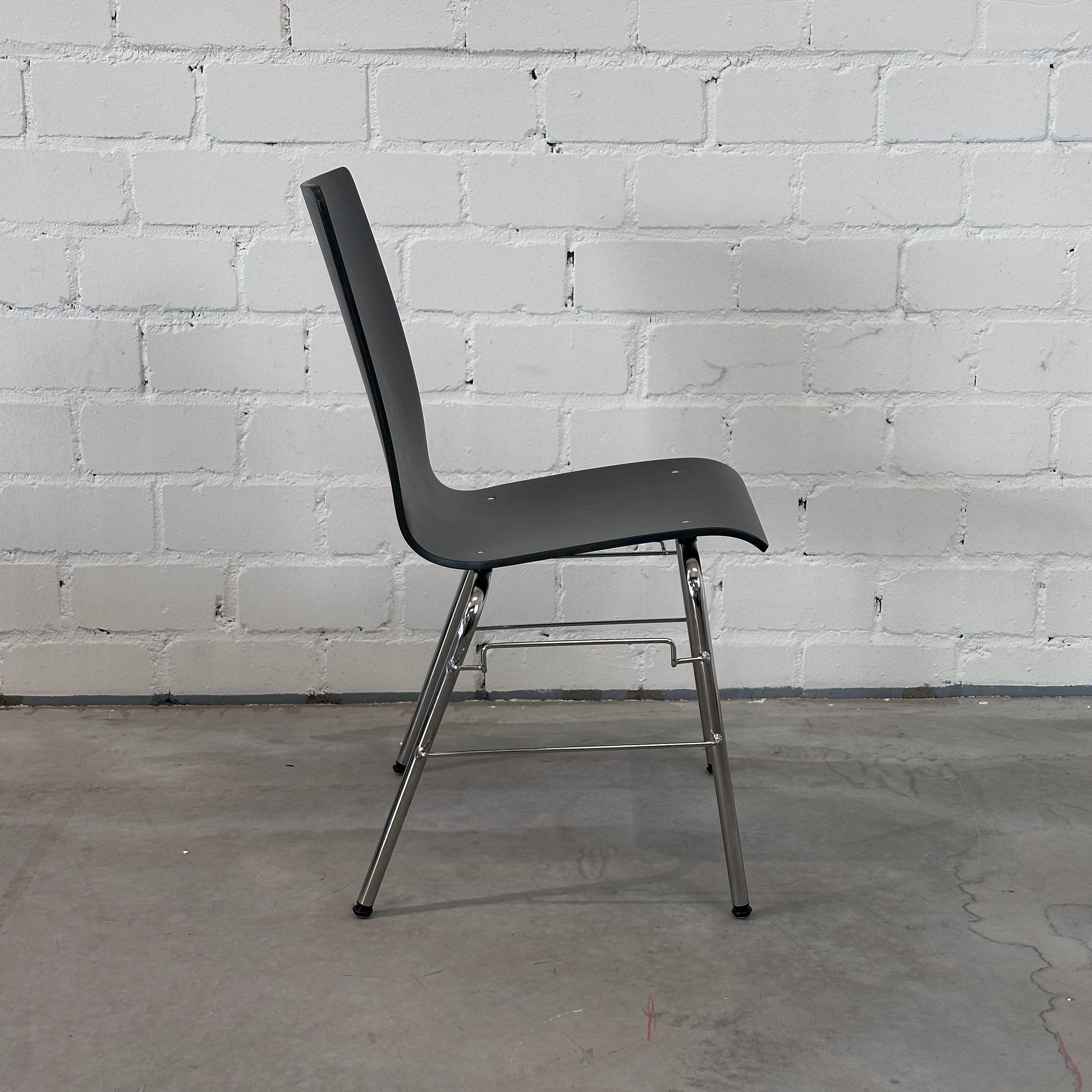 Hiller Objektmöbel Stapelstuhl Atlanta Buche anthrazit gebeizt