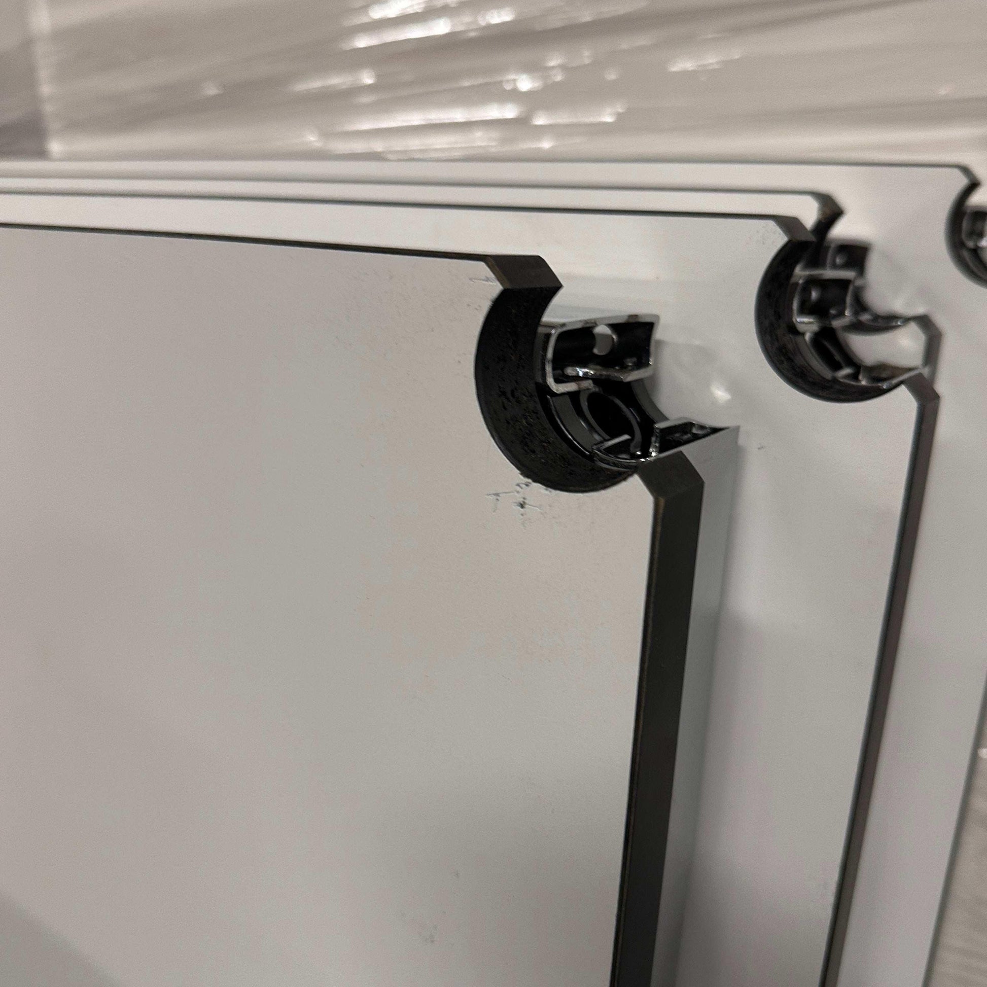 5x gebrauchte USM Haller Tische 150x75 cm in perlgrau und weiß mit Chrom-Gestell, Nutzungsspuren sichtbar, stapelbar