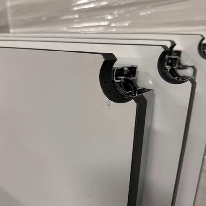 5x gebrauchte USM Haller Tische 150x75 cm in perlgrau und weiß mit Chrom-Gestell, Nutzungsspuren sichtbar, stapelbar