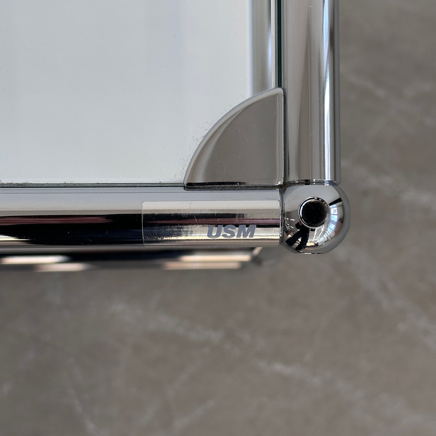 USM Haller Beistelltisch Weiß mit Glaseinsatz