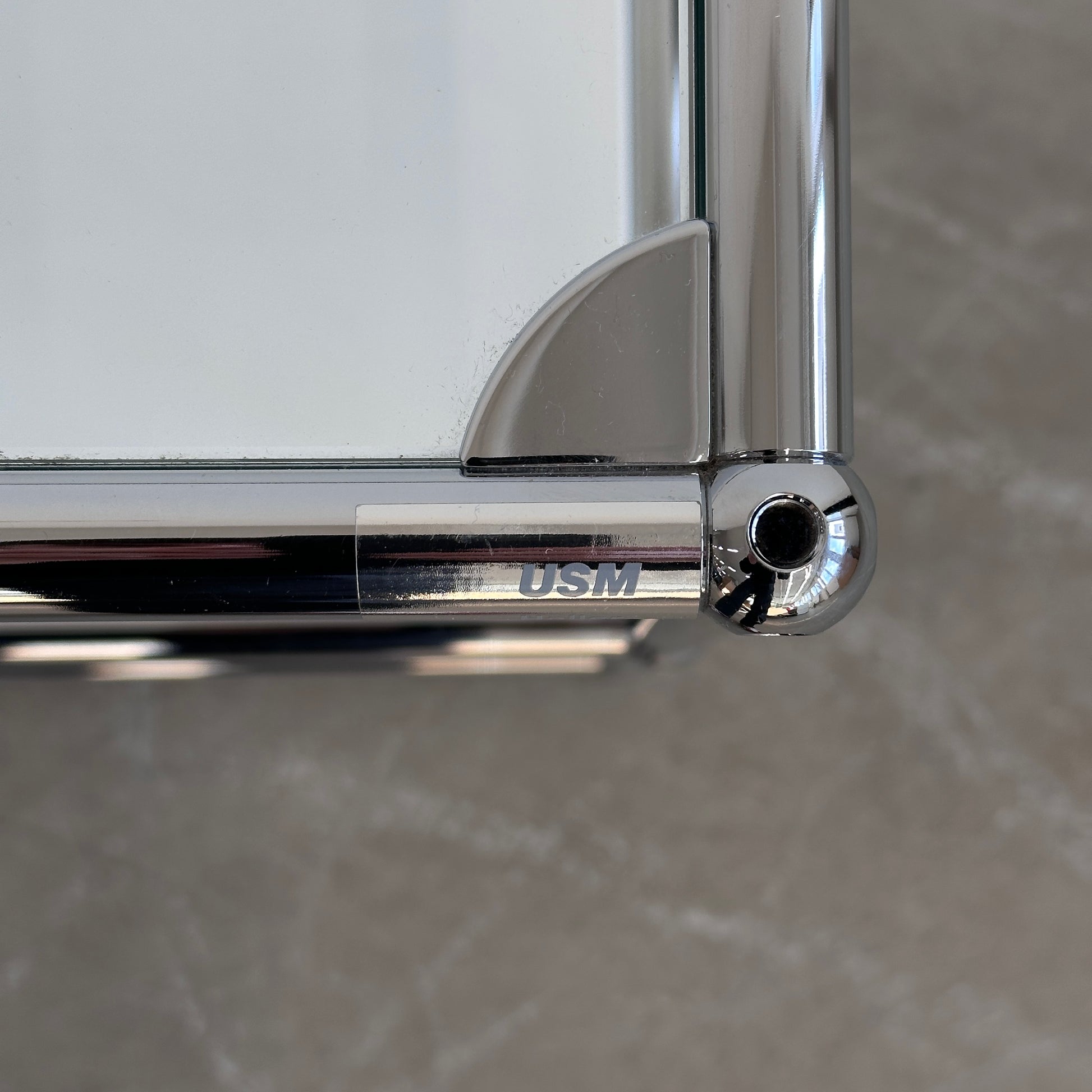 USM Haller Beistelltisch Weiß mit Glaseinsatz