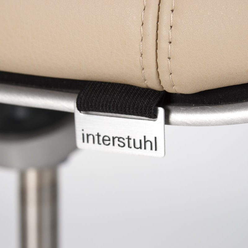 Interstuhl Silver 262S Bürostuhl mit beigem Leder und gebürstetem Aluminiumgestell, Detailansicht des Logos.