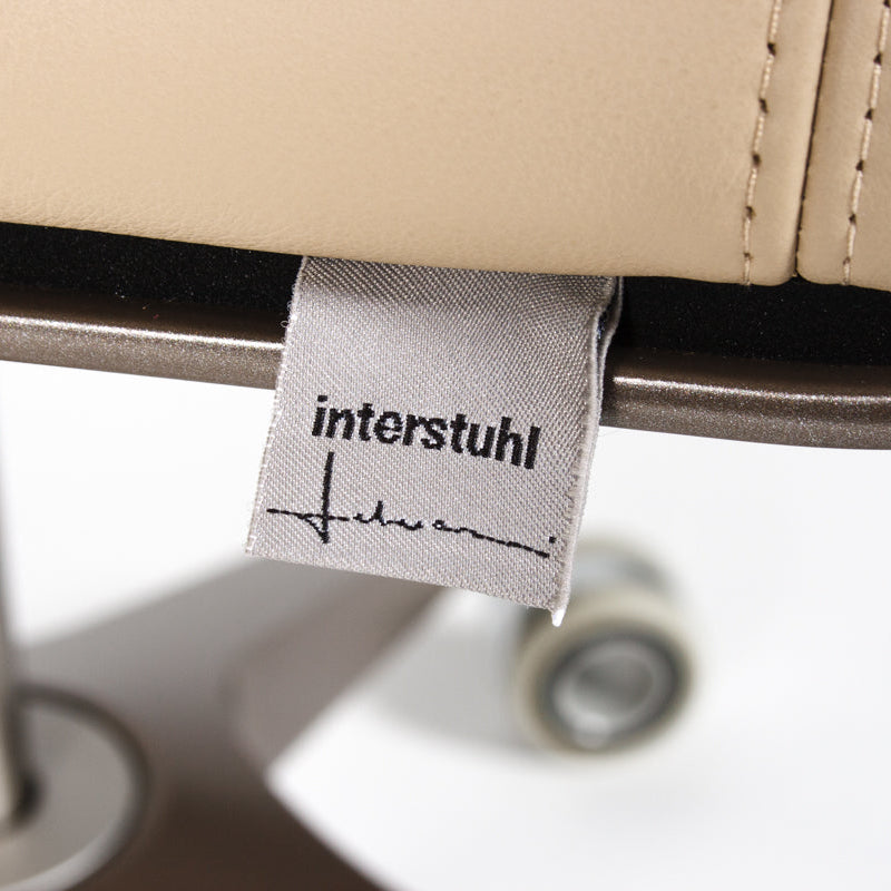 Interstuhl Silver 191S Bürostuhl, beige Lederpolsterung, Aluminiumgestell, Nahaufnahme des Markenetiketts.