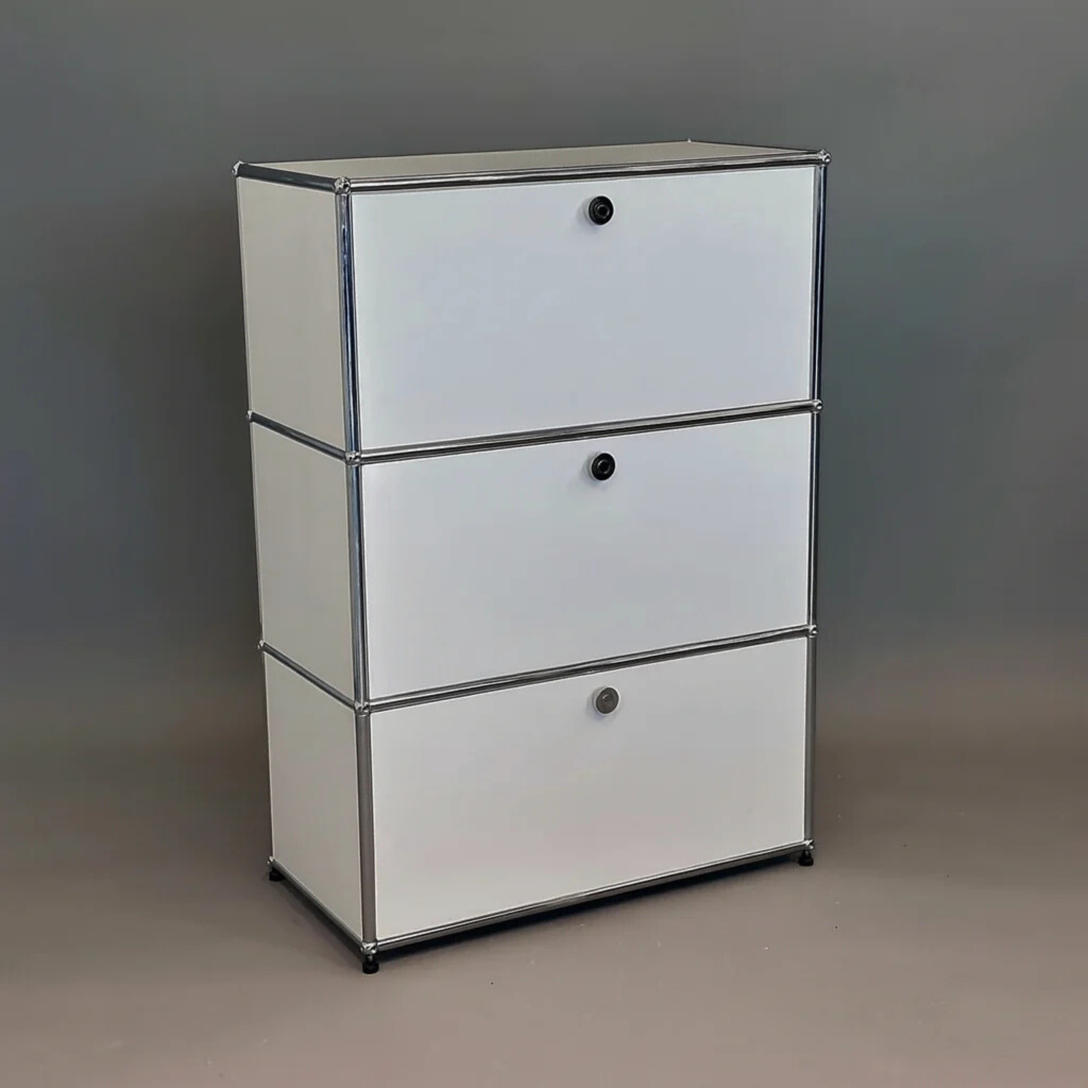 USM Haller Highboard 1x3 lichtgrau 3 Klappen