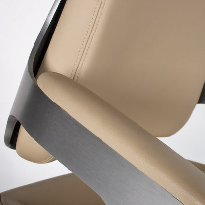 Interstuhl Silver 262S Bürostuhl mit beigem Leder und gebürstetem Aluminiumgestell, Detailansicht.