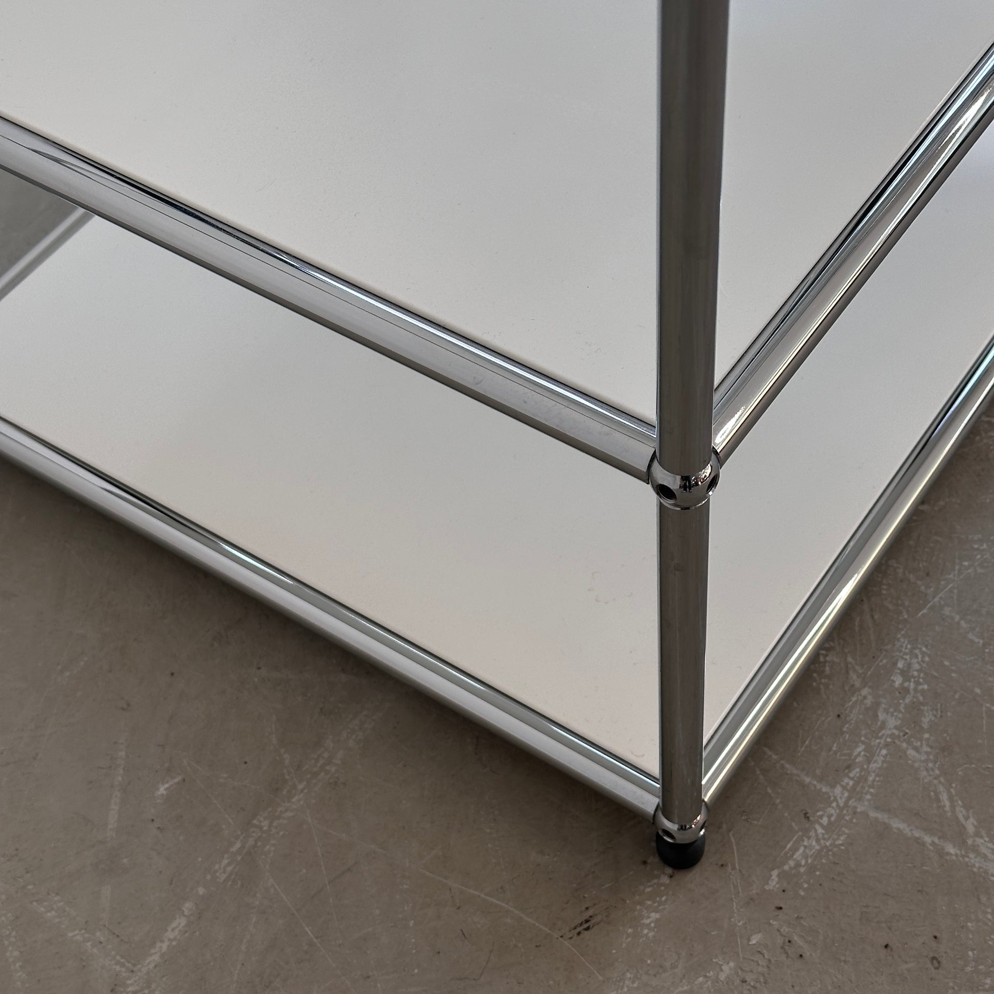 USM Haller Beistelltisch Weiß mit Glaseinsatz