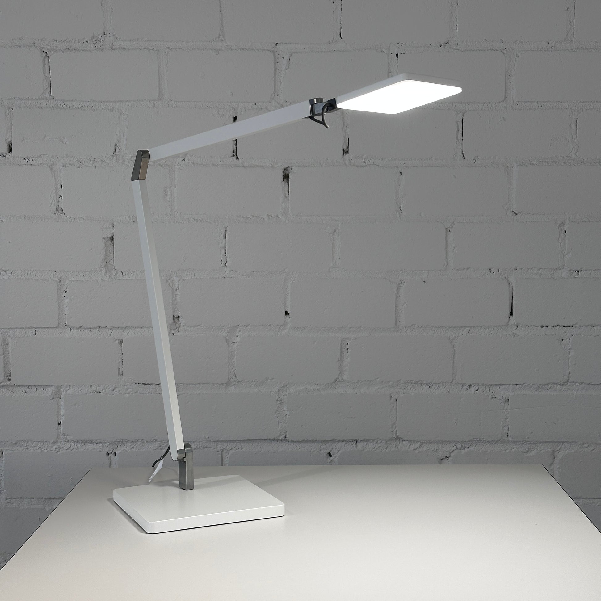 Artikelanlage Arbeitsplatztischleuchte Roxxane Home mit Fußplatte und Konverter Farbe: matt weiß H.537 x T 620mm Fußplatte 205x205mm Leuchtenkopf: L 110xB110mm Lichtfarbe: 4000K_[kein Wert]