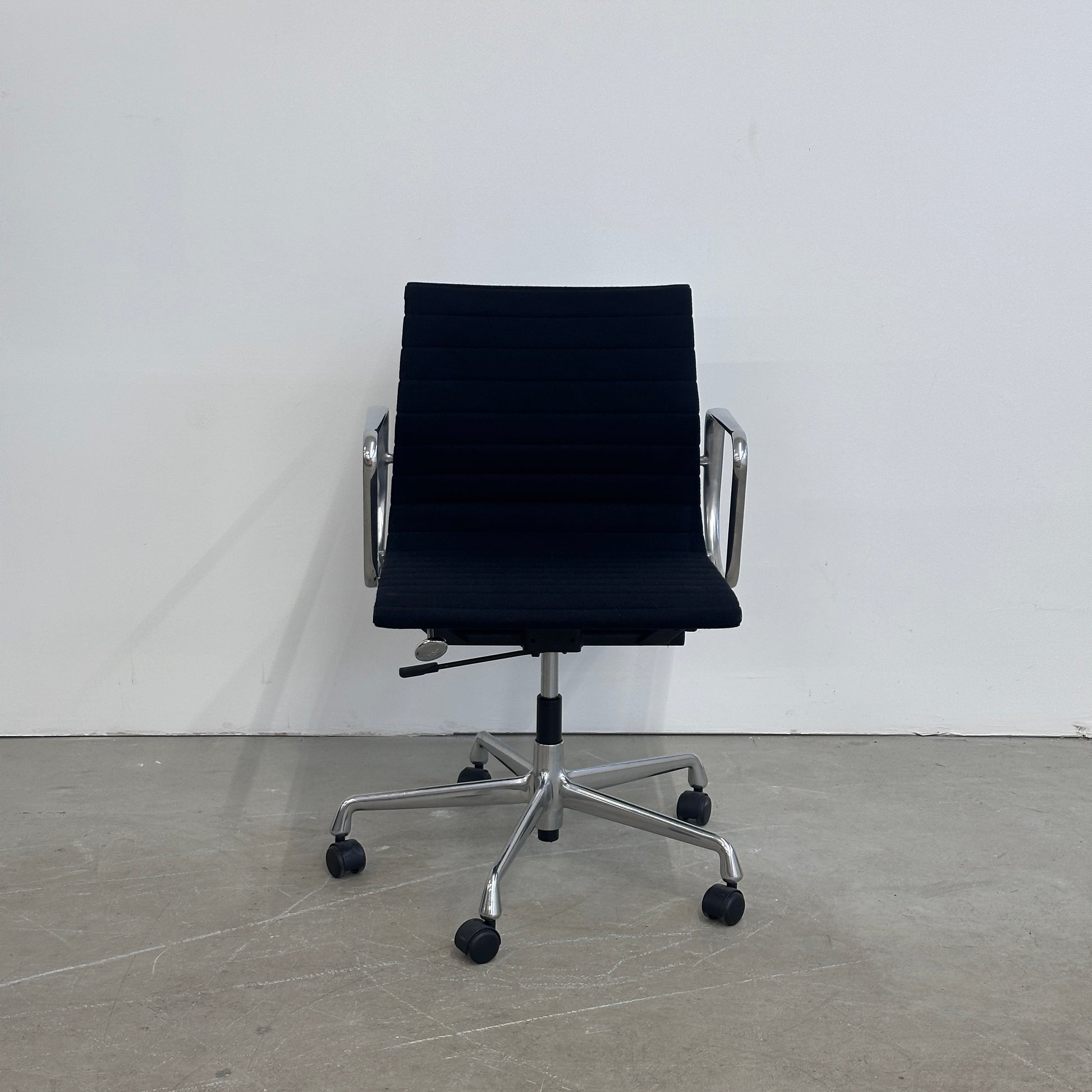 Vitra EA 117 Hopsak schwarz (Alu poliert)