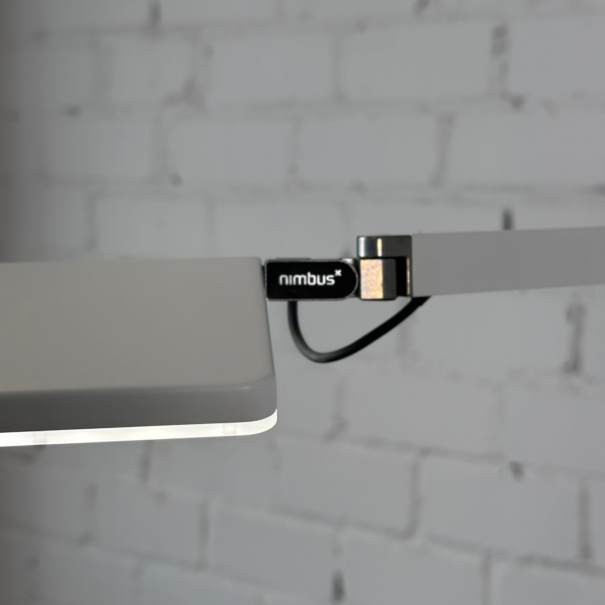 Artikelanlage Arbeitsplatztischleuchte Roxxane Home mit Fußplatte und Konverter Farbe: matt weiß H.537 x T 620mm Fußplatte 205x205mm Leuchtenkopf: L 110xB110mm Lichtfarbe: 4000K_[kein Wert]