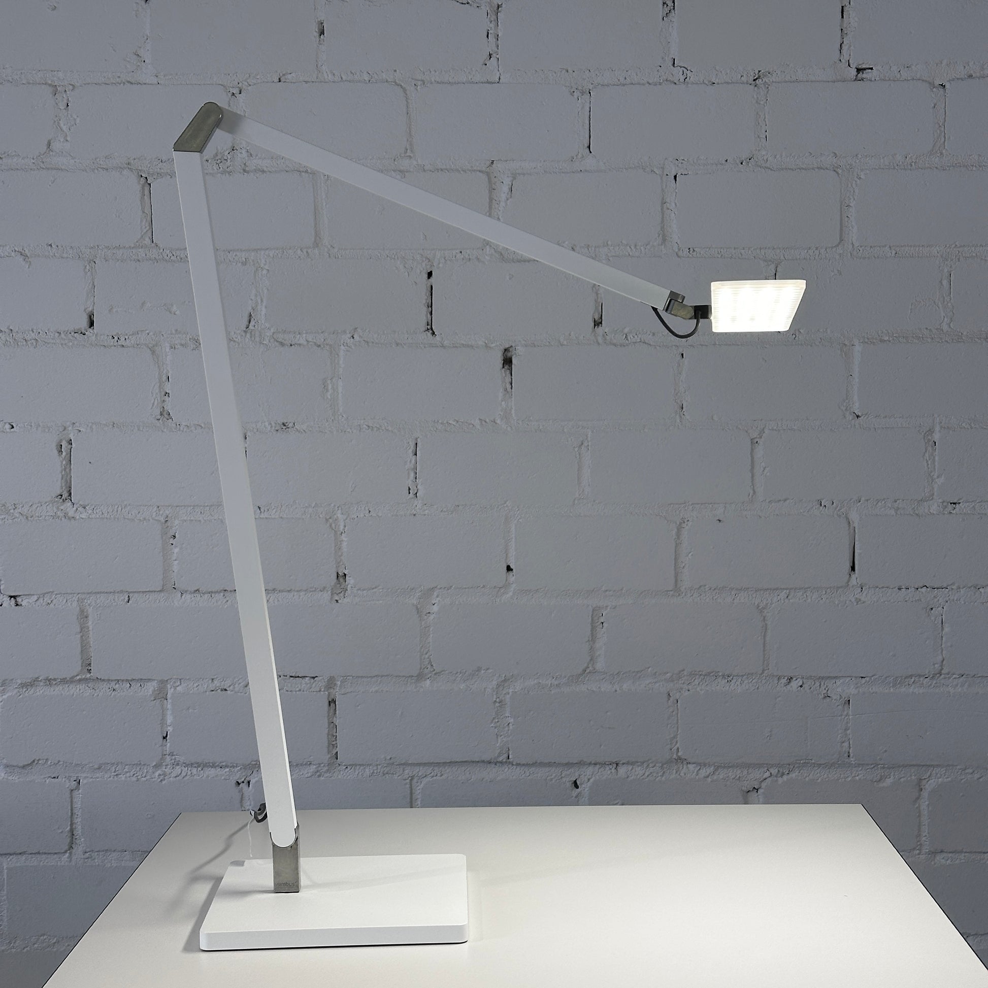 Artikelanlage Roxxane Office mit Fußplatte und Konverter Farbe: matt weiß H760x T583mm Leuchtenopf: L 370 x B 75mm Lichtfarbe: 4000 Kelvin_[kein Wert]