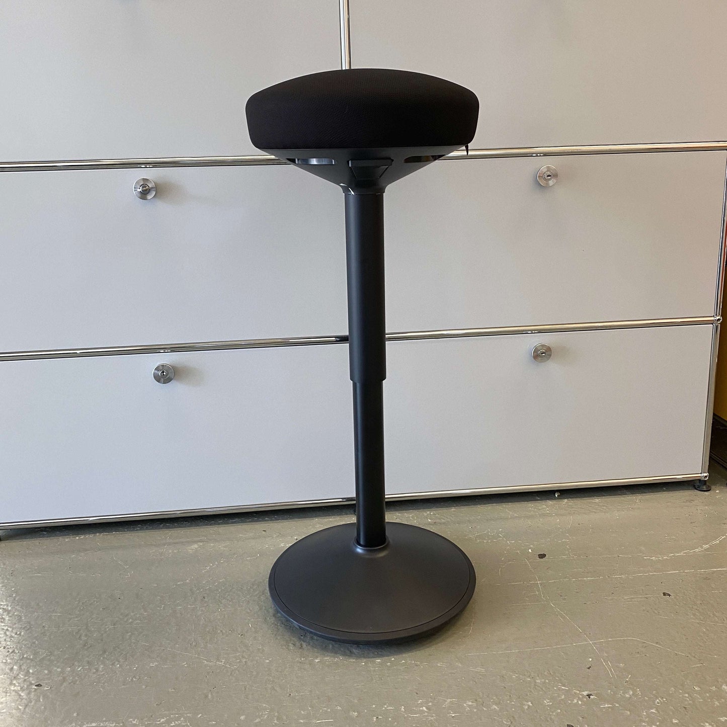 Actiforce Activity 2.0 ergonomic black standing stool in like-new condition
