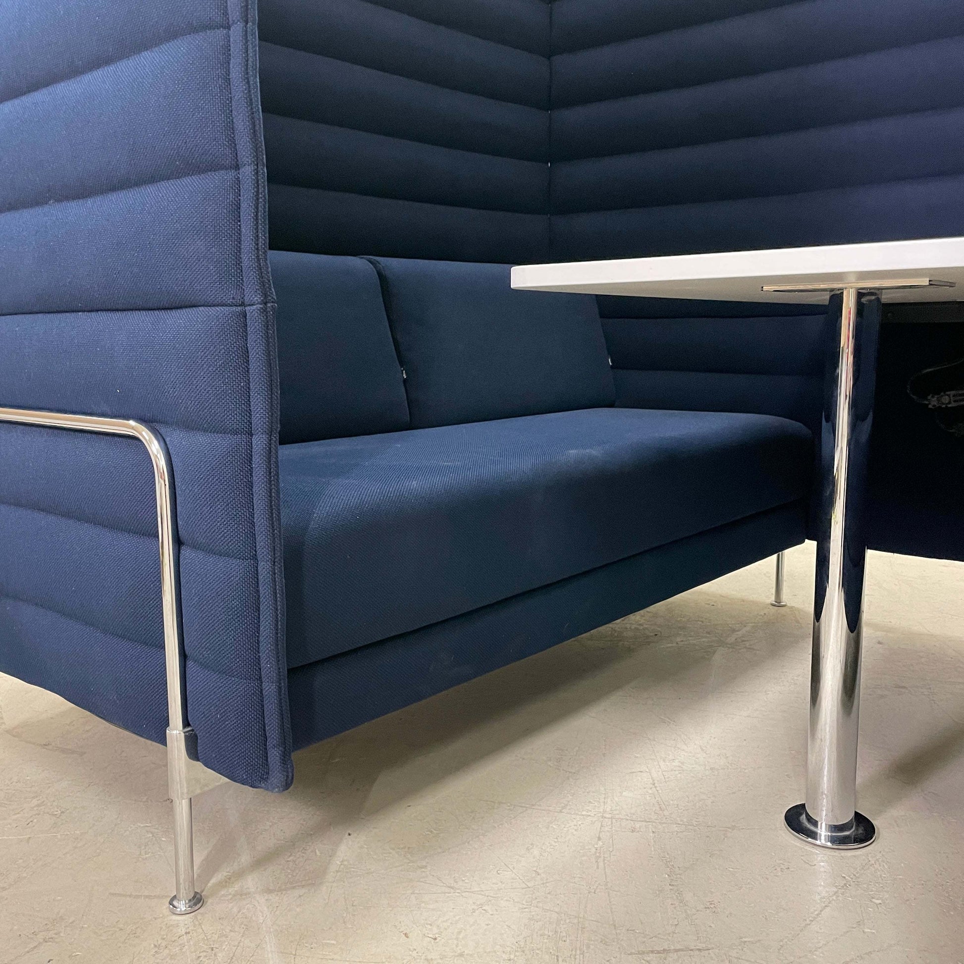 Dunkelblaue Alcove Cabin 2-Sitzer Highback mit Arbeitsplatte von Vitra, robust und großräumig, Stoffbezug 100% recyceltes Polyester.
