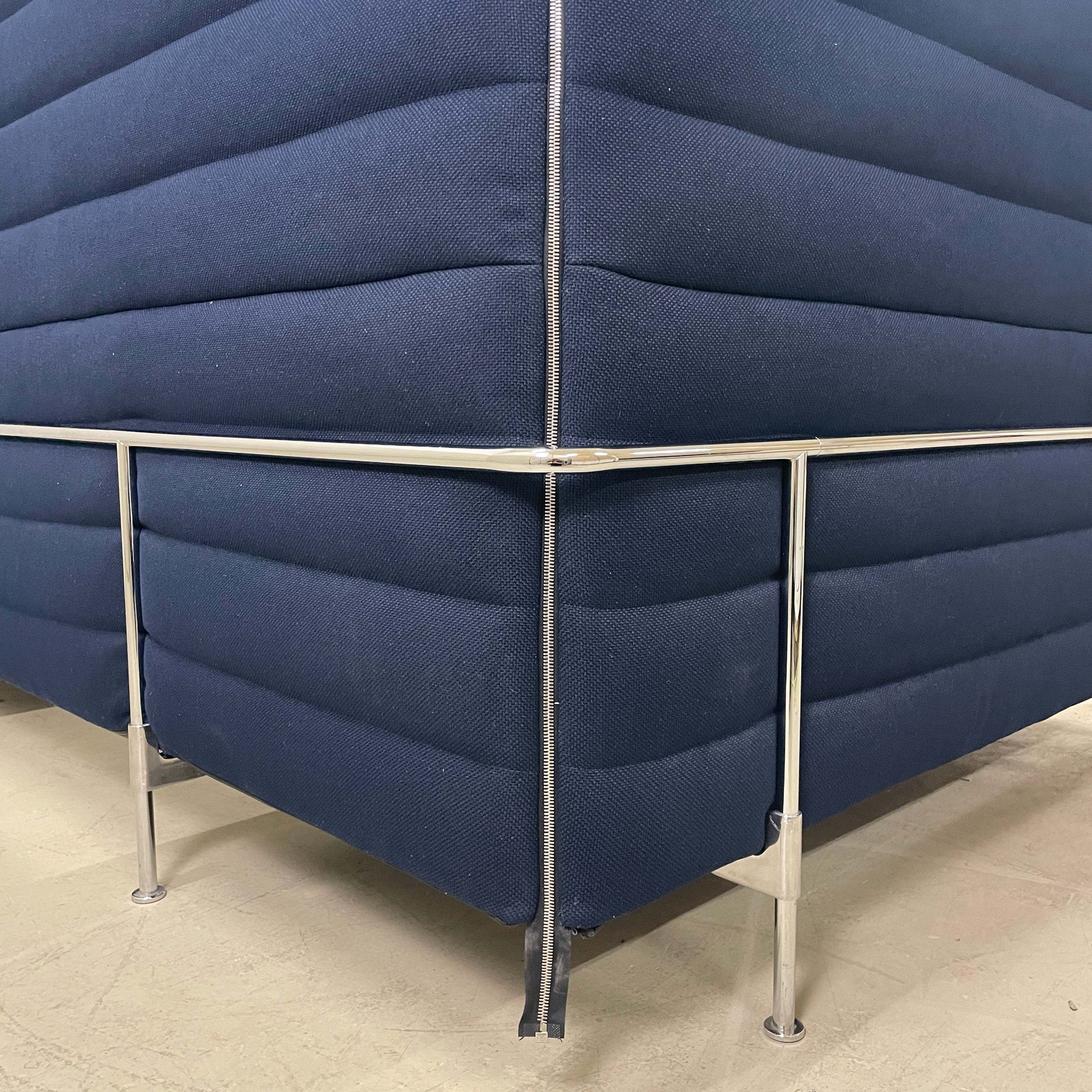 dunkelblaue Alcove Cabin Highback Sitznische mit Metallrahmen und robustem Stoffbezug