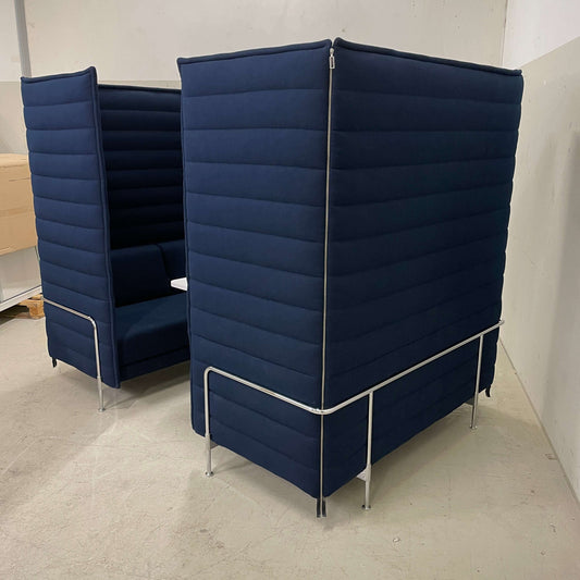 Vitra Alcove Cabin xtra Highback 2-Sitzer dunkelblau mit Arbeitsplatte und robustem Stoff für Großraumbüros