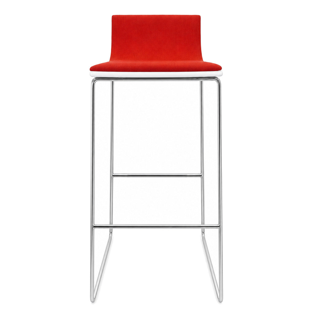 Andreu World Lineal Barhocker mit roter Polsterung, weißer Sitzschale und verchromtem Metallgestell.