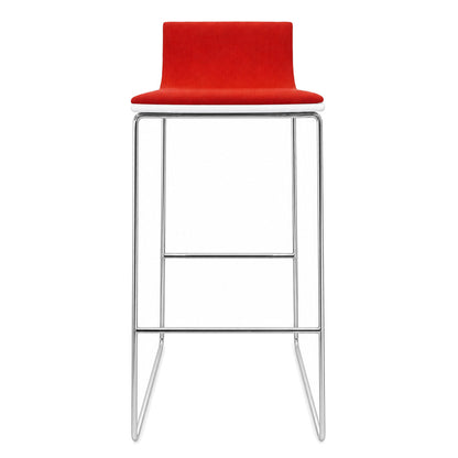 Andreu World Lineal Barhocker mit roter Polsterung, weißer Sitzschale und verchromtem Metallgestell.