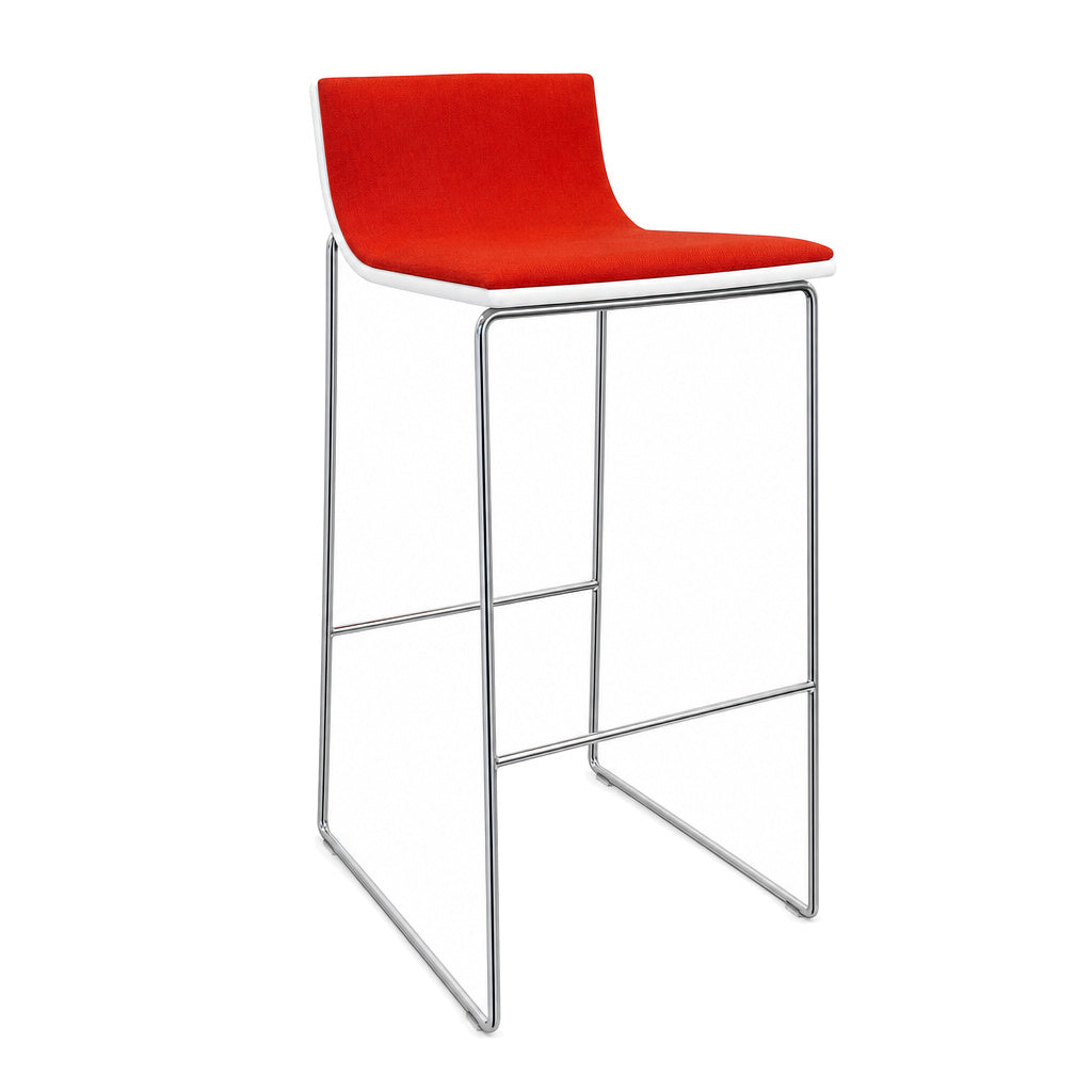 Andreu World Lineal Barhocker mit roter Polsterung, weißer Sitzschale und verchromtem Metallgestell auf weißem Grund.