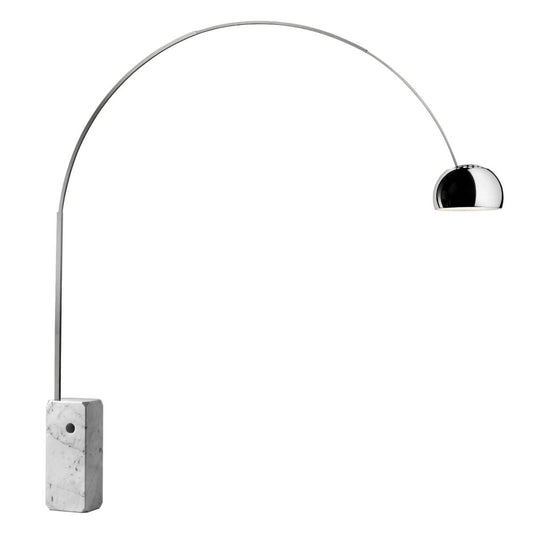 Arco LED Bogenleuchte mit Carraramarmor-Sockel und silbernem Aluminiumbogen.