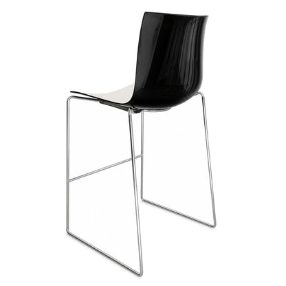 Arper Catifa 46 Barhocker mit schwarz-weißer Kunststoffschale und filigranem Chromgestell.
