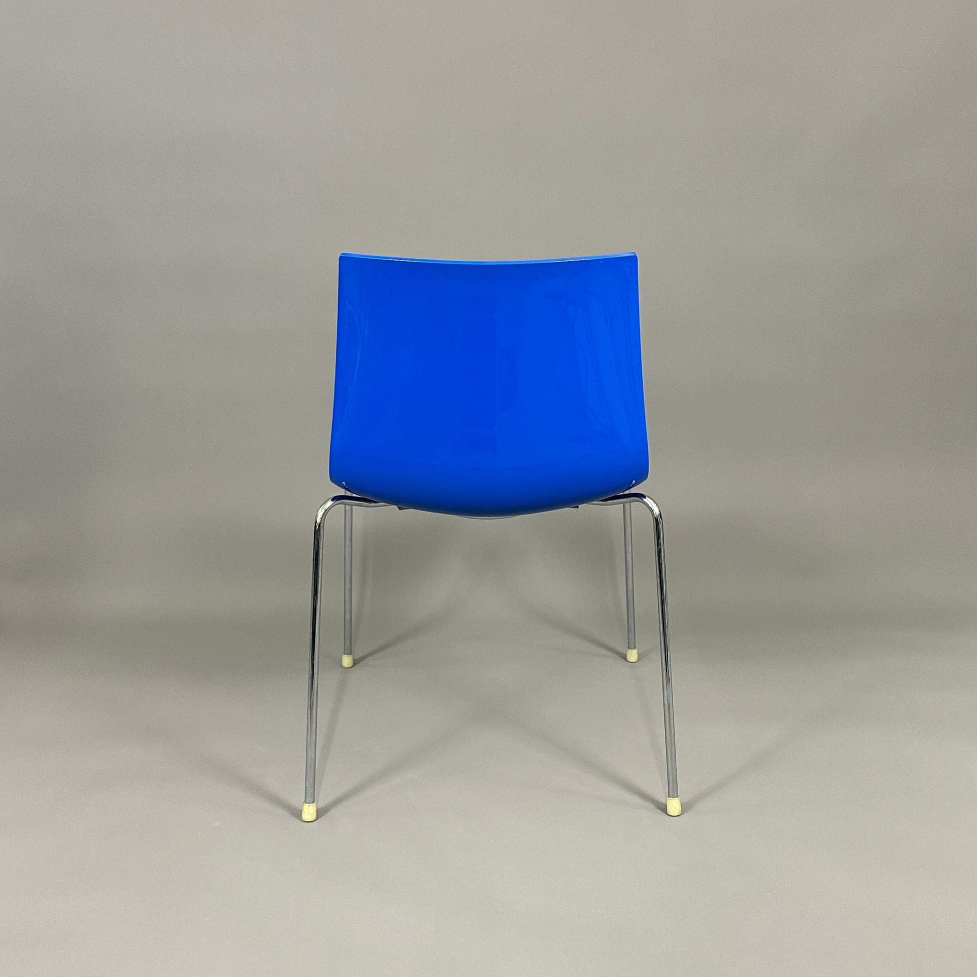 Arper Catifa 46 Stuhl mit blauem Polypropylen-Sitz und verchromtem Gestell, stapelbar, geeignet für Indoor und Outdoor.
