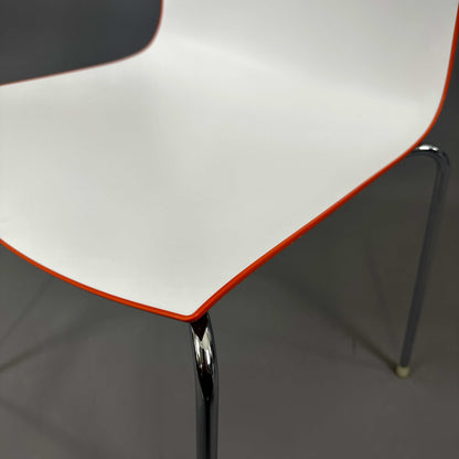 Arper Catifa 46 stapelbarer weißer Stuhl mit orangefarbener Kante und verchromtem Gestell, geeignet für Indoor und Outdoor, Sitzhöhe 45cm