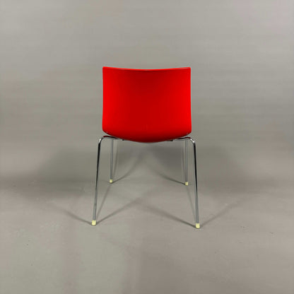 Arper Catifa 46 weißer Stuhl mit roter Polypropylen-Sitzschale und verchromtem Gestell, stapelbar, für Indoor und Outdoor geeignet