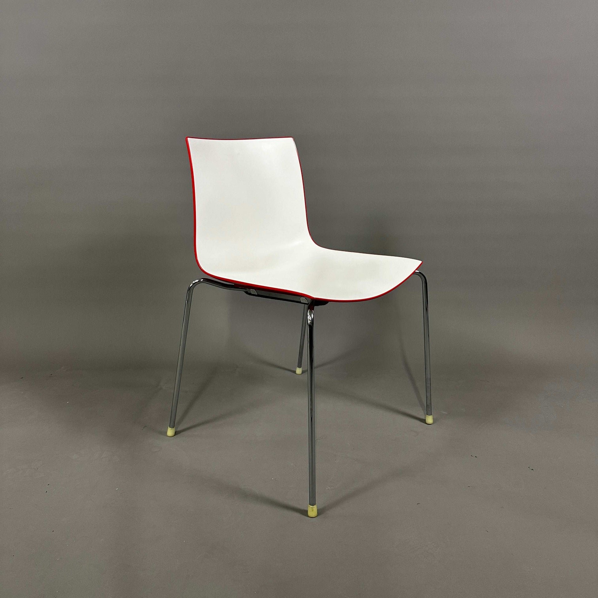 Arper Catifa 46 weißer Stuhl mit rotem Rand, stapelbar, verchromtes Gestell, Polypropylen Sitzschale, 45 cm Sitzhöhe, für Indoor und Outdoor geeignet