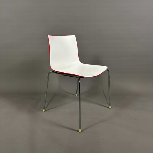 Arper Catifa 46 weißer Stuhl mit rotem Rand, stapelbar, verchromtes Gestell, Polypropylen Sitzschale, 45 cm Sitzhöhe, für Indoor und Outdoor geeignet